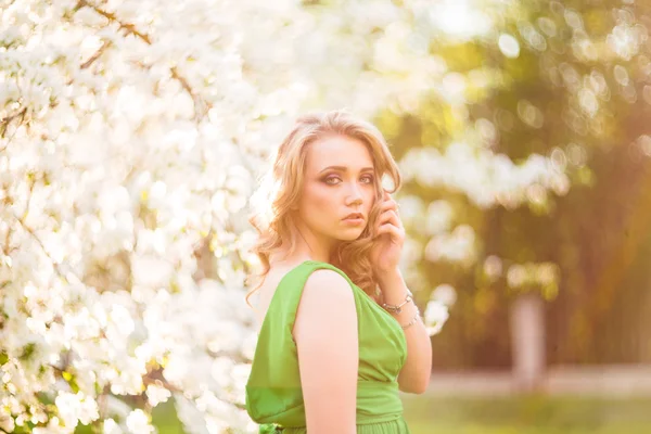 Hermosa mujer joven feliz en el jardín floreciente primavera — Foto de Stock