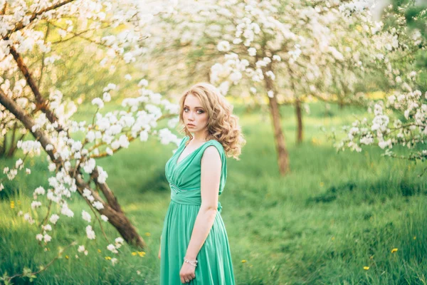 Bella giovane donna felice in primavera fioritura giardino — Foto Stock