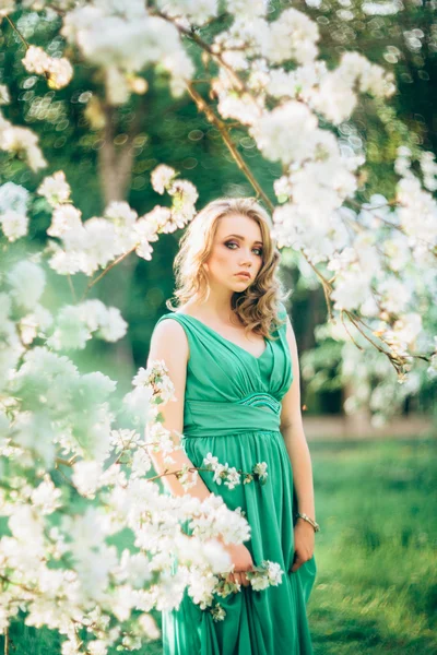 Szép boldog fiatal nő a tavasszal virágzó kert — Stock Fotó