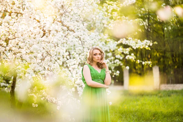 Piękny szczęśliwy młoda kobieta w kwitnących ogród wiosną — Zdjęcie stockowe
