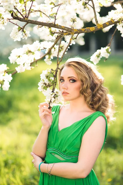Moda bella donna bionda nel giardino fiorito di alberi di mele — Foto Stock
