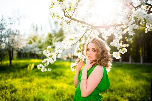Bahar çiçek açması Bahçe güzel mutlu genç kadın — Stok fotoğraf