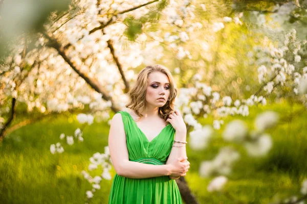 Bella giovane donna felice in primavera fioritura giardino — Foto Stock