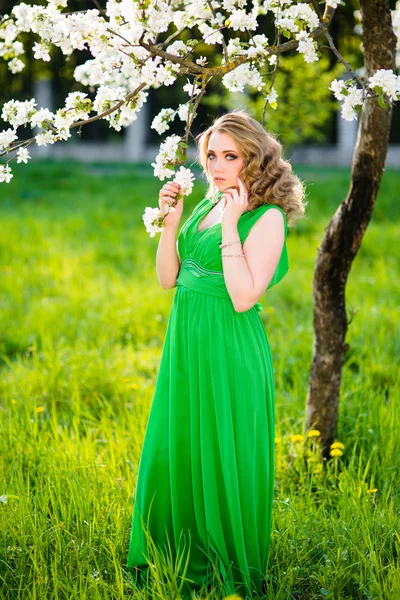 Moda bella donna bionda nel giardino fiorito di alberi di mele — Foto Stock