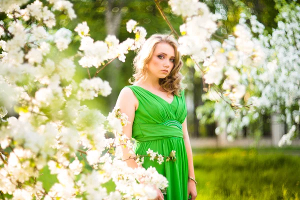 Hermosa mujer rubia de moda en el jardín floreciente de los manzanos —  Fotos de Stock
