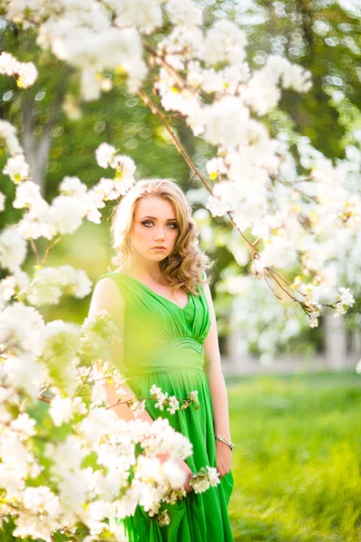 Mulher jovem feliz bonita no jardim florescente de primavera — Fotografia de Stock