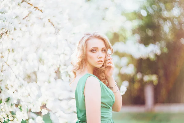 Hermosa mujer joven feliz en el jardín floreciente primavera — Foto de Stock