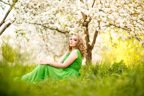 春の花の咲く庭に美しい幸せな若い女 — ストック写真