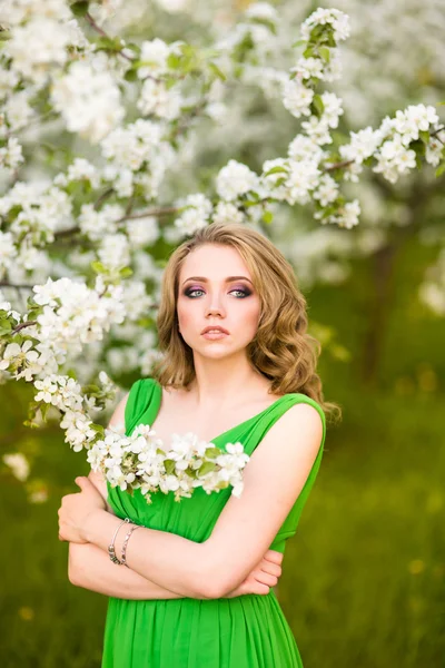 Moda bella donna bionda nel giardino fiorito di alberi di mele — Foto Stock