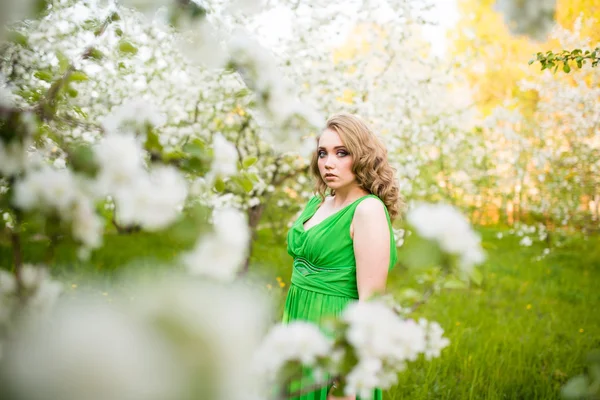 Mulher jovem feliz bonita no jardim florescente de primavera — Fotografia de Stock