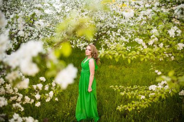 Bahar çiçek açması Bahçe güzel mutlu genç kadın