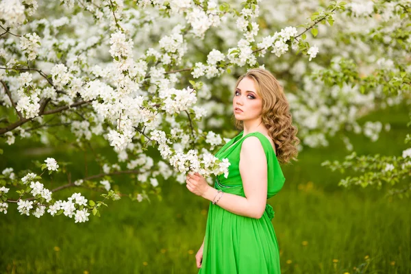 Прекрасная счастливая девушка в весеннем цветущем саду — стоковое фото