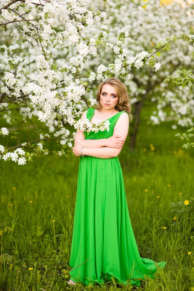 Hermosa mujer joven feliz en el jardín floreciente primavera — Foto de Stock