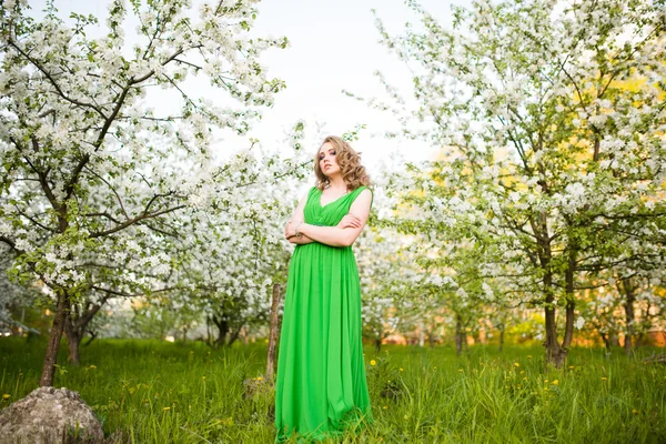 Hermosa mujer joven feliz en el jardín floreciente primavera — Foto de Stock