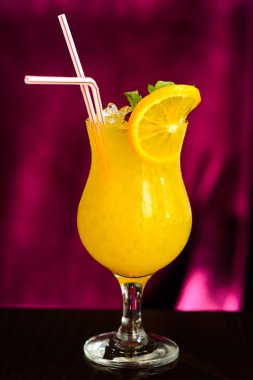 Cin ananas suyu ile kokteyl kireç ve buz soğuk servis