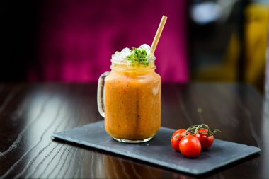 Havuç güler yüzlü kiraz domates ile servis