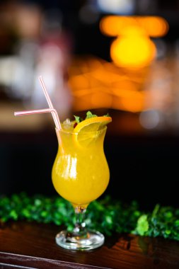 Cin ananas suyu ile kokteyl kireç ve buz soğuk servis