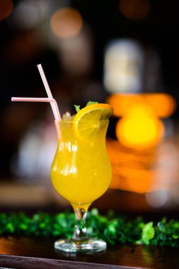 Cin ananas suyu ile kokteyl kireç ve buz soğuk servis