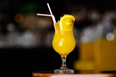 Cin ananas suyu ile kokteyl kireç ve buz soğuk servis