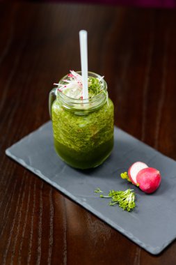 Saman bir kavanoz kupa ile sağlıklı yeşil smoothie