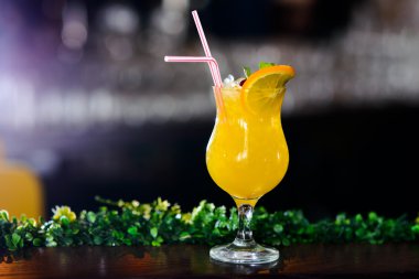 Cin ananas suyu ile kokteyl kireç ve buz soğuk servis