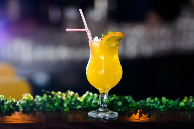 Cin ananas suyu ile kokteyl kireç ve buz soğuk servis