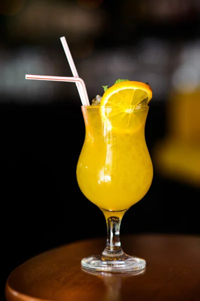 Gin lipa koktajl z soku ananasowego i serwowane zimne lody — Zdjęcie stockowe