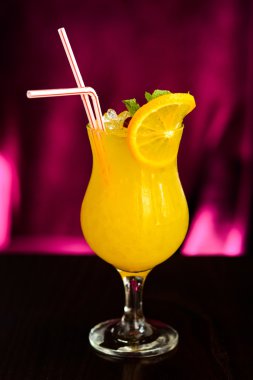 Cin ananas suyu ile kokteyl kireç ve buz soğuk servis