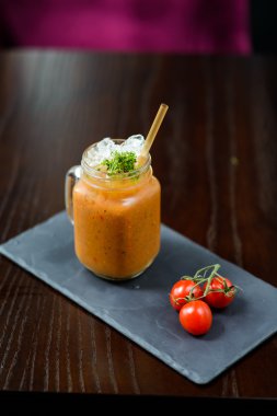 Havuç güler yüzlü kiraz domates ile servis