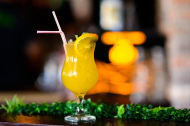 Cin ananas suyu ile kokteyl kireç ve buz soğuk servis