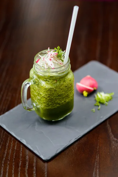 Smoothie verde saludable con paja en una taza de tarro — Foto de Stock