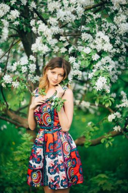 Çiçek Bahçe içinde güzel bir kadın