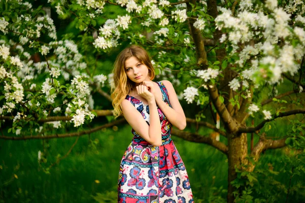 Bella donna in giardino fiorito — Foto Stock