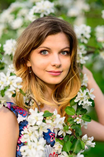 Moda bella donna bionda nel giardino fiorito di alberi di mele — Foto Stock