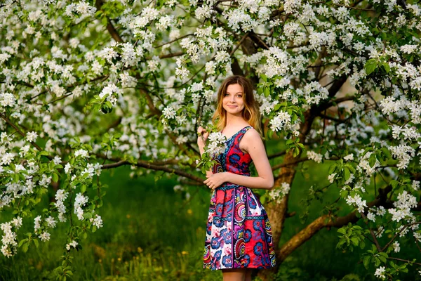 Moda bella donna bionda nel giardino fiorito di alberi di mele — Foto Stock