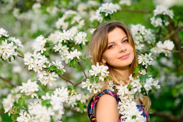 Bella donna in giardino fiorito — Foto Stock