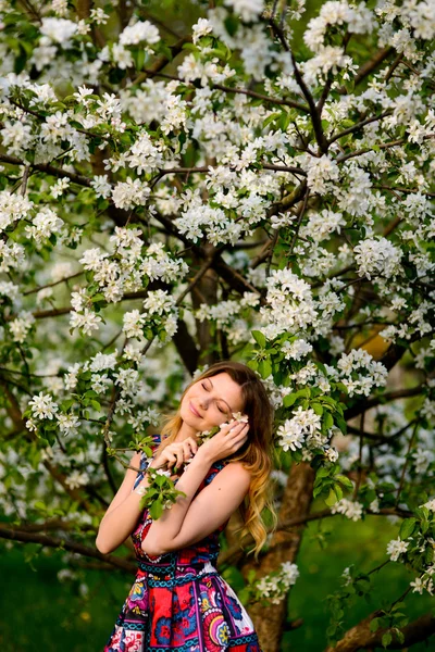 Krásná žena v rozkvetlé zahradě — Stock fotografie