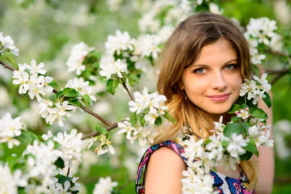 Bella donna in giardino fiorito — Foto Stock