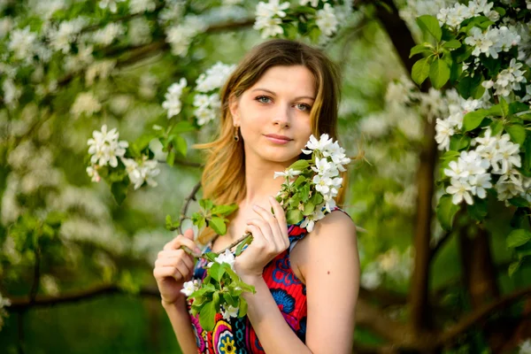 Mode schöne blonde Frau im blühenden Garten der Apfelbäume — Stockfoto