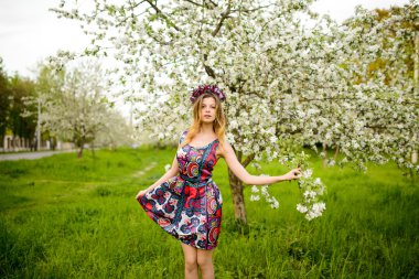 Çiçek Bahçe içinde güzel bir kadın