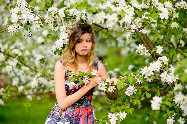 Le smorfie ragazza e le espressioni del viso — Foto Stock