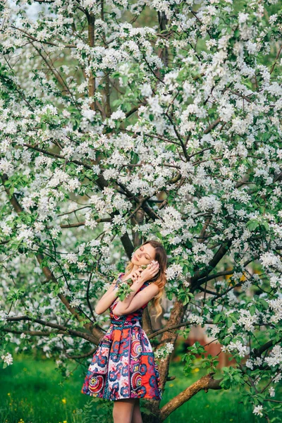 Vacker kvinna i blommande trädgård — Stockfoto