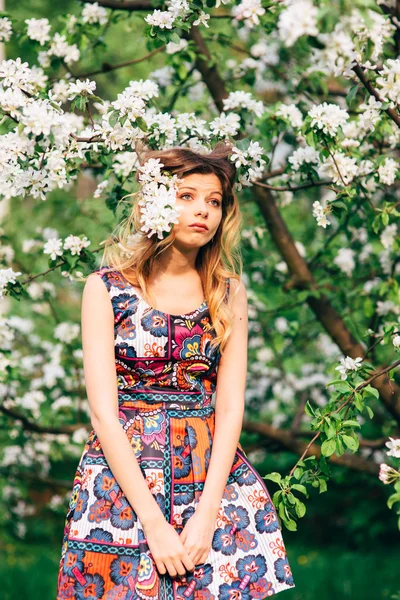 Virágzó kert gyönyörű nő — Stock Fotó