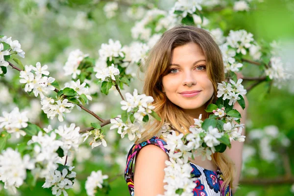 Fashion beautiful blonde woman in blossoming garden of Apple trees — Stock Photo, Image