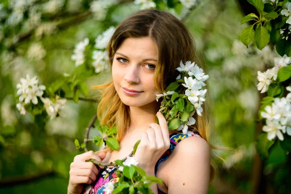 Bella donna in giardino fiorito — Foto Stock