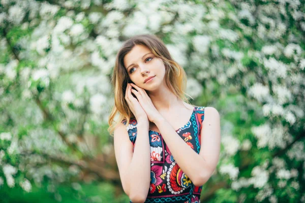 Fashion beautiful blonde woman in blossoming garden of Apple trees — Stock Photo, Image