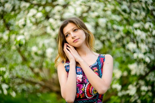 Vacker kvinna i blommande trädgård — Stockfoto