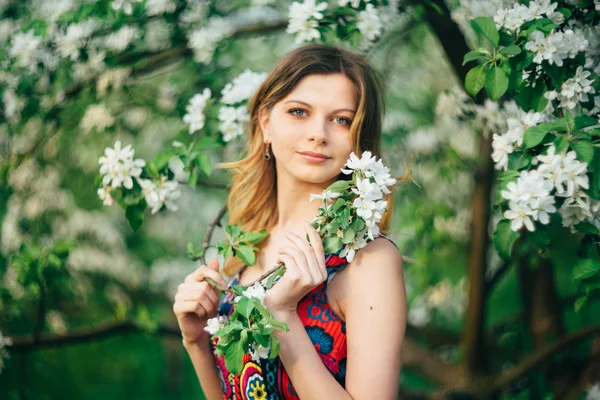 Krásná žena v rozkvetlé zahradě — Stock fotografie
