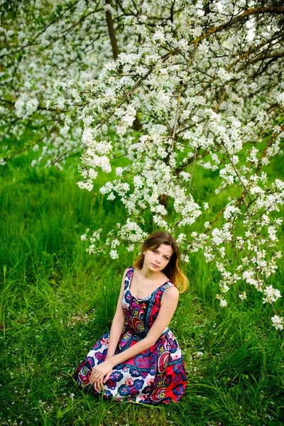 Bella donna in giardino fiorito — Foto Stock