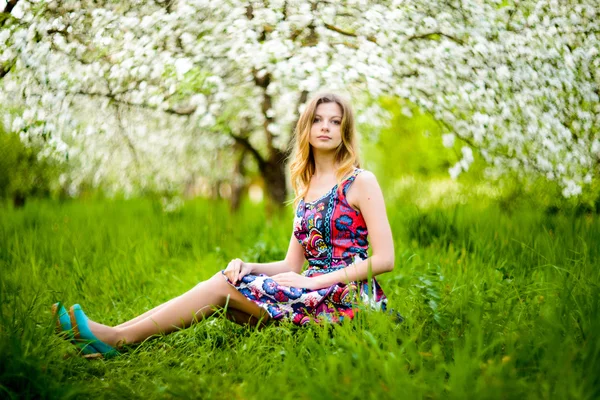 Schöne Frau im blühenden Garten — Stockfoto